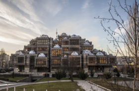 Vem kan älska Kosovos nationalbibliotek?